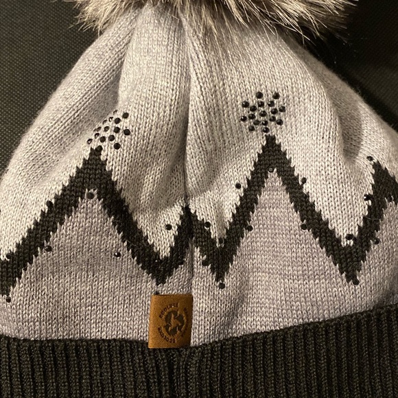 HARRICANA SNOW BEANIE WITH UPCYCLED SILVER FOX FUR POM RARE Grey/Black MIX - Picture 4 of 15